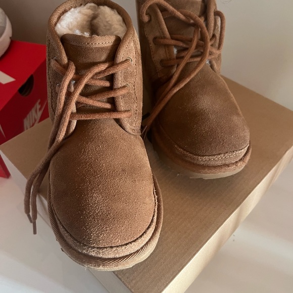 Girls lightly worn shoes. - Picture 5 of 8